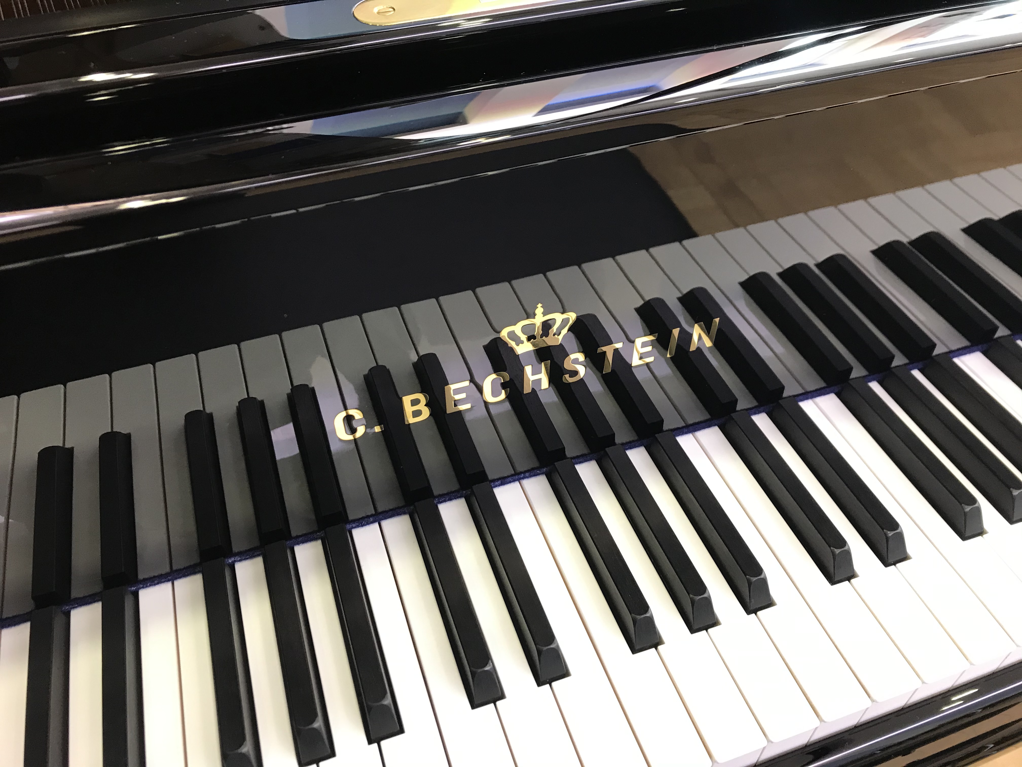 Die Neumann-Stiftung schenkt der Schule am Ried ein feines Pianoforte